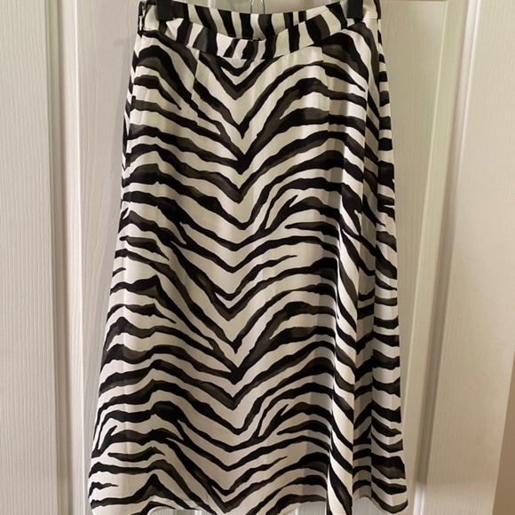Beautiful zebra print skirt - Picture 3 of 3